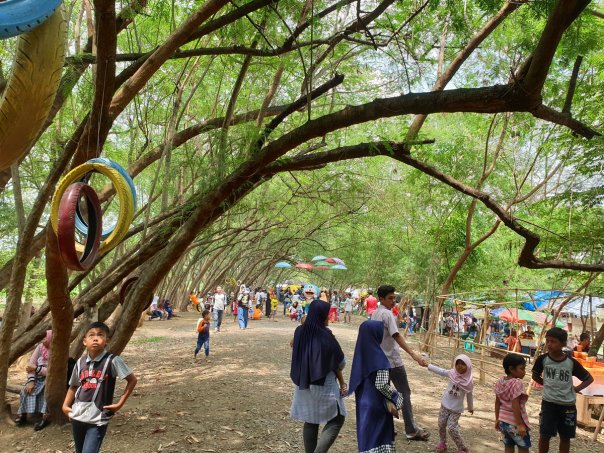 wisata pohon miring karawang